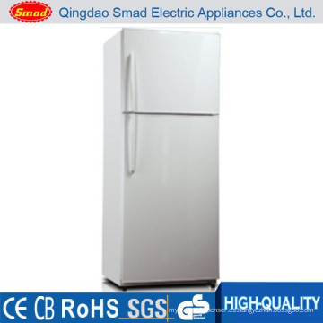 ventilador del electrodoméstico que refresca el refrigerador grande de la puerta doble